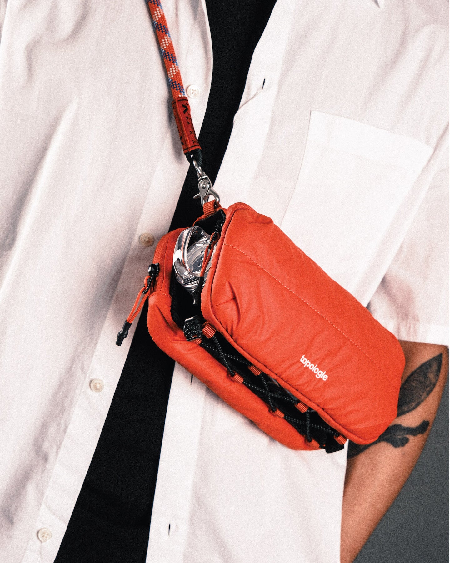 Bottle Sacoche / Puffer / Off White / 10mm Wrist Strap Orange Blue