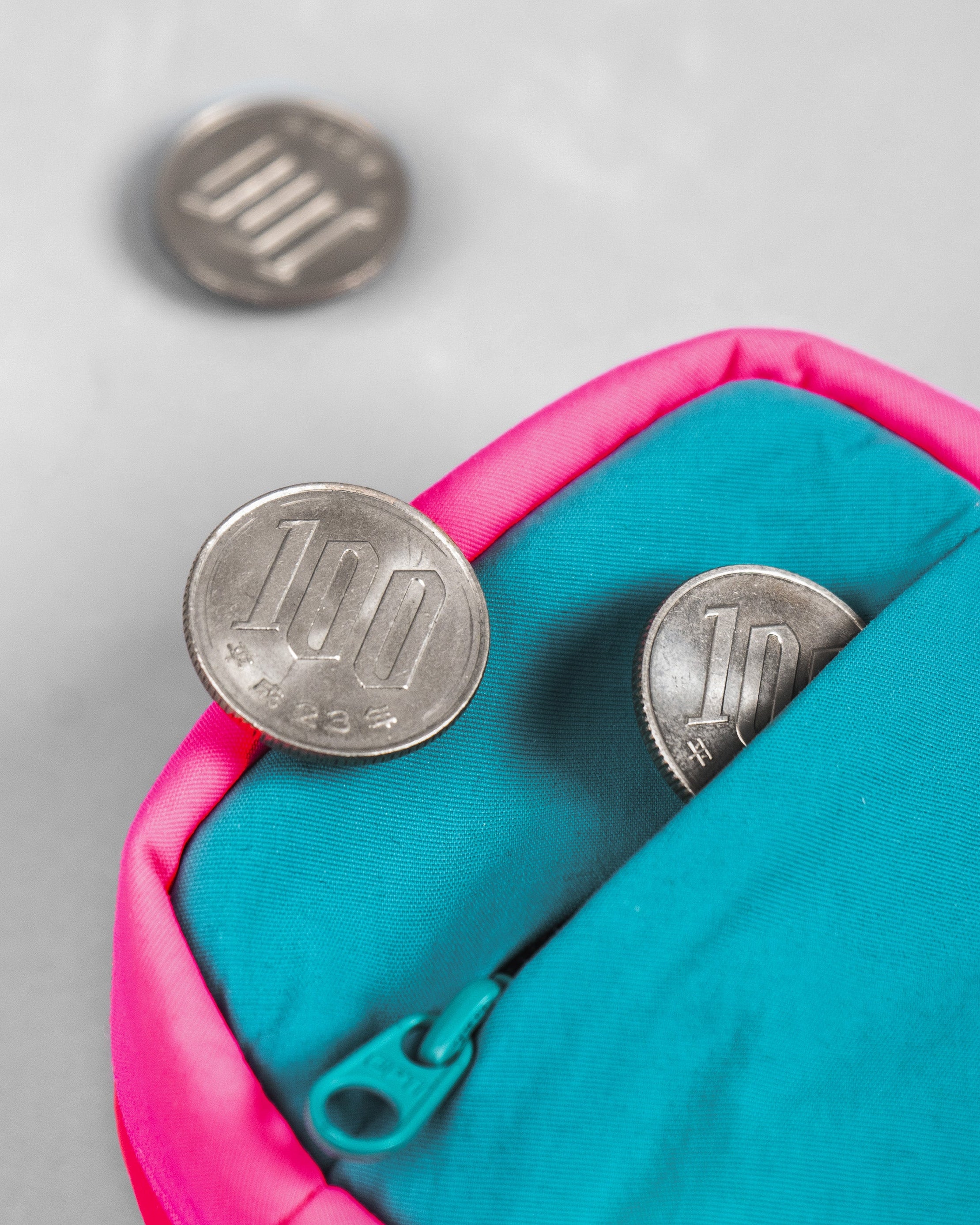 Mini Tinbox / Black / Bungee Wrist Strap / Sand (Synthetic Leather)